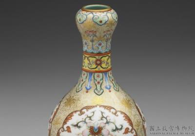 图片[2]-Garlic-head-shaped vase with flower on a polychrome ground in yangcai painted enamels, Qianlong reign (1736-1795), Qing dynasty-China Archive